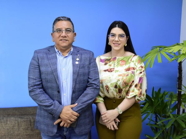 Sara Safadi, presidenta del club, junto a Robert Zambrano, socio del club.