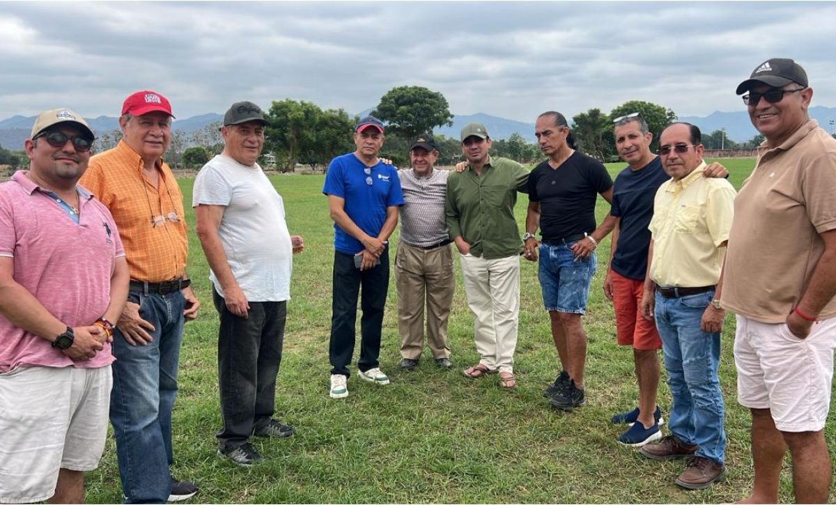 Varios de los miembros del Colegio de Abogados de Manabí, en el complejo.
