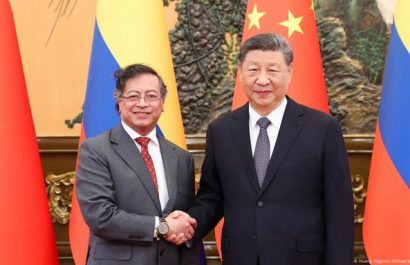 Xi Jinping y Gustavo Petro, este miércoles en Pekín.