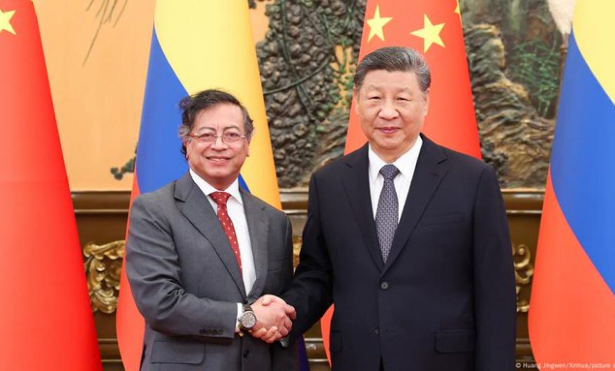Xi Jinping y Gustavo Petro, este miércoles en Pekín.