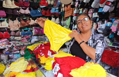 Calles céntricas de Santo Domingo concentran oferta de artículos alusivos al Fin de Año