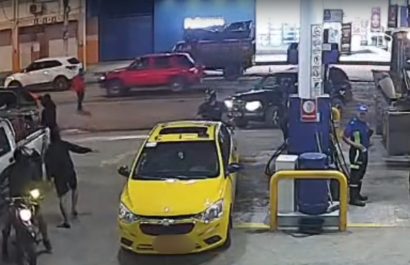 Cámara de seguridad capta violento asalto perpetrado por varios hombres armados en una gasolinera de Chone, Manabí.