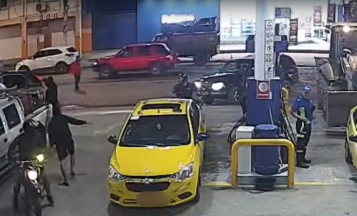 Cámara de seguridad capta violento asalto perpetrado por varios hombres armados en una gasolinera de Chone, Manabí.