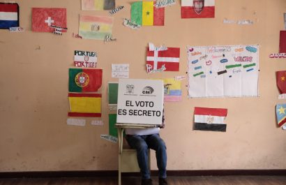 Quito, 09 de febrero del 2025  Ciudadanos acuden a sufragar en las elecciones  generales  2025en la Unidad Educativa San Pedro Pascual.   API/HENRY LAPO