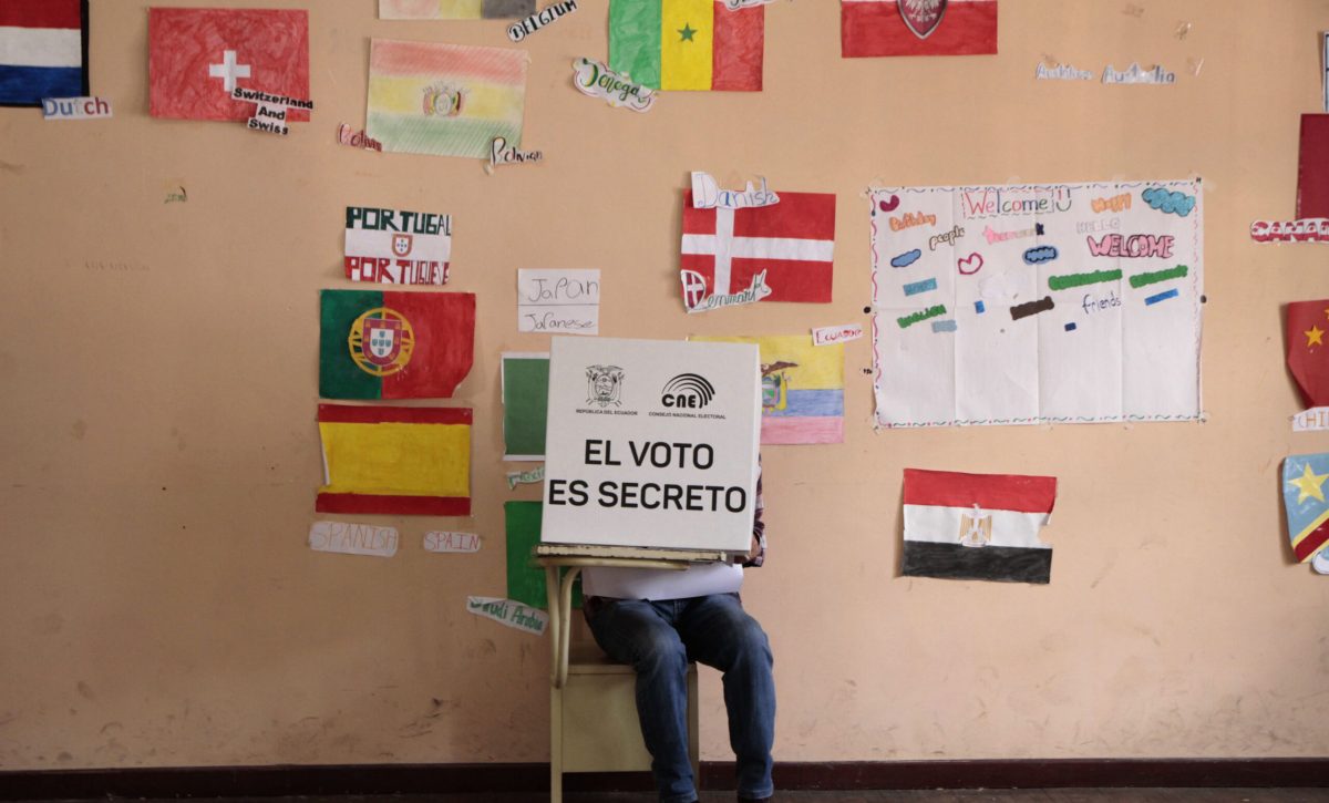 Quito, 09 de febrero del 2025  Ciudadanos acuden a sufragar en las elecciones  generales  2025en la Unidad Educativa San Pedro Pascual.   API/HENRY LAPO