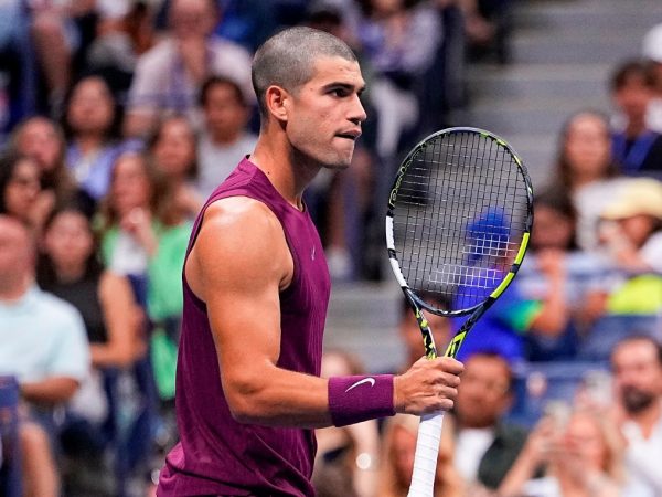 Carlos Alcaraz debuta con victoria en el US Open 2025 y sorprende con nuevo look