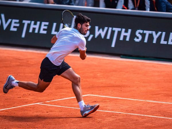 Carlos Alcaraz inicia firme ante Zeppieri su defensa del título en Roland Garros