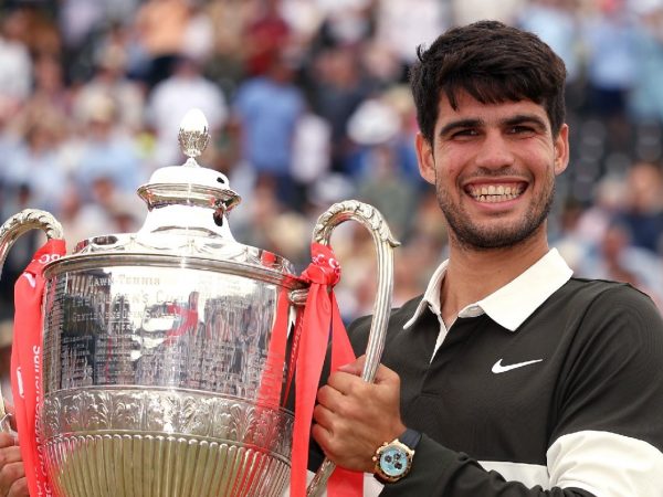 Carlos Alcaraz, tenista español de 22 años, se consolida por segundo año consecutivo como el tenista mejor pagado del mundo, según la revista Forbes.