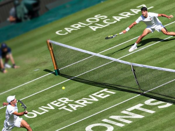 Carlos Alcaraz vence a Tarvet y avanza con firmeza a la tercera ronda de Wimbledon 2025