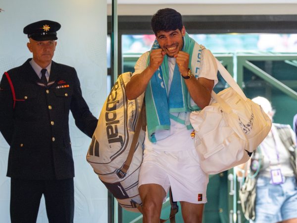 Carlos Alcaraz vence a Taylor Fritz y se cita con la historia en su tercera final en Wimbledon