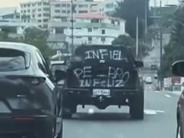 Carro negro rayado en Guayaquil