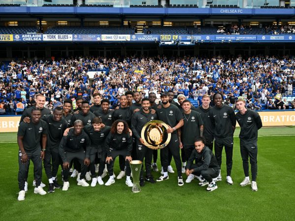 Chelsea y Caicedo presentan trofeos de Conference League y Mundial de Clubes en Stamford Bridge