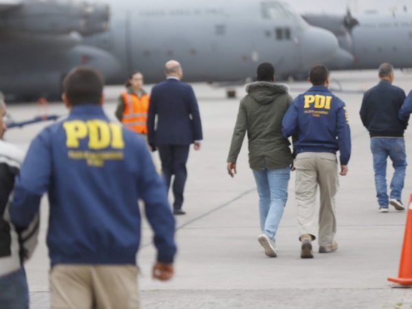 Chile expulsa a 37 extranjeros hacia Ecuador, Colombia y Bolivia por poner en riesgo la seguridad pública