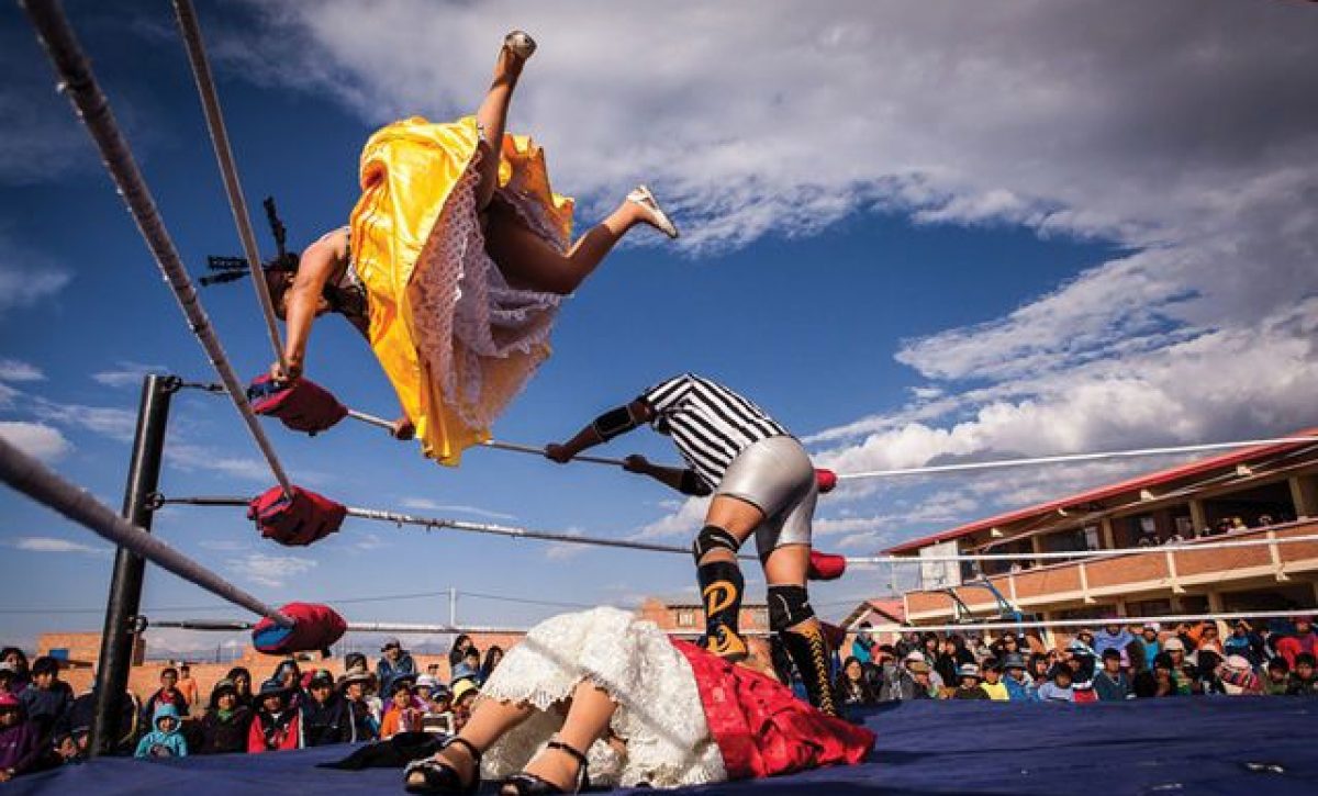 En Bolivia, las cholitas luchadoras son mujeres indígenas que practican la lucha libre profesional, vistiendo sus trajes tradicionales.