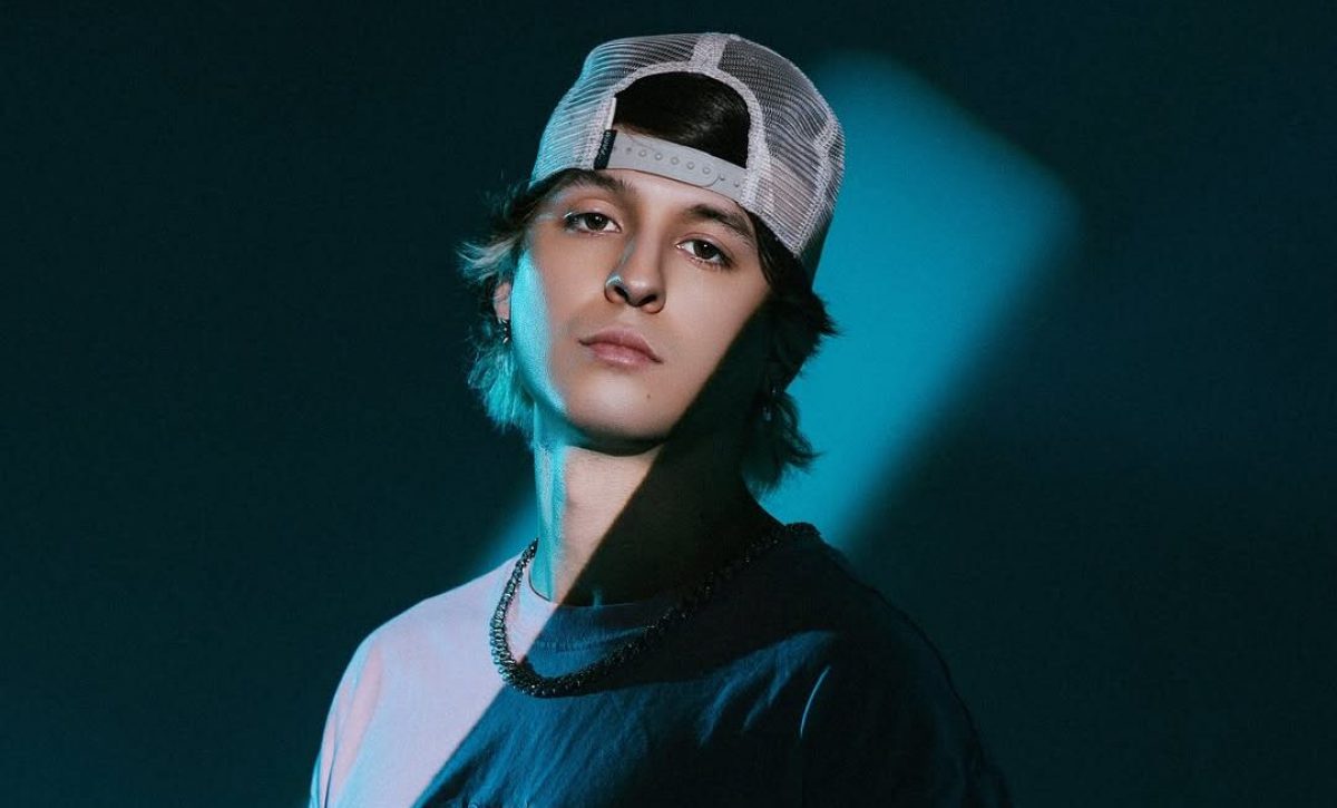 Christopher Vélez sigue imparable: lanzó su nuevo tema musical 'D Lejitos'.