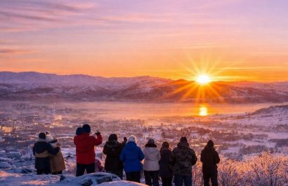 Cientos de habitantes de Múrmansk, la mayor ciudad del mundo ubicada por encima del Círculo Polar Ártico, se congregaron este domingo en la colina Sólnechnaya Gorka.