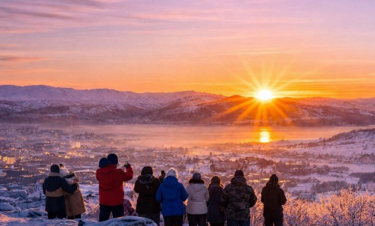 Cientos de habitantes de Múrmansk, la mayor ciudad del mundo ubicada por encima del Círculo Polar Ártico, se congregaron este domingo en la colina Sólnechnaya Gorka.