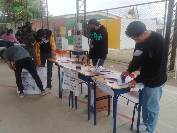 Cierre de urnas e inicio de jornada de escrutinio en la referéndum y consulta popular