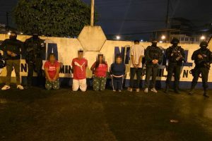 Cinco personas enfrentan cargos por tráfico de armas y extorsión en Santo Domingo