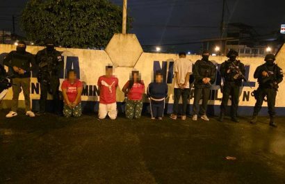Cinco personas enfrentan cargos por tráfico de armas y extorsión en Santo Domingo