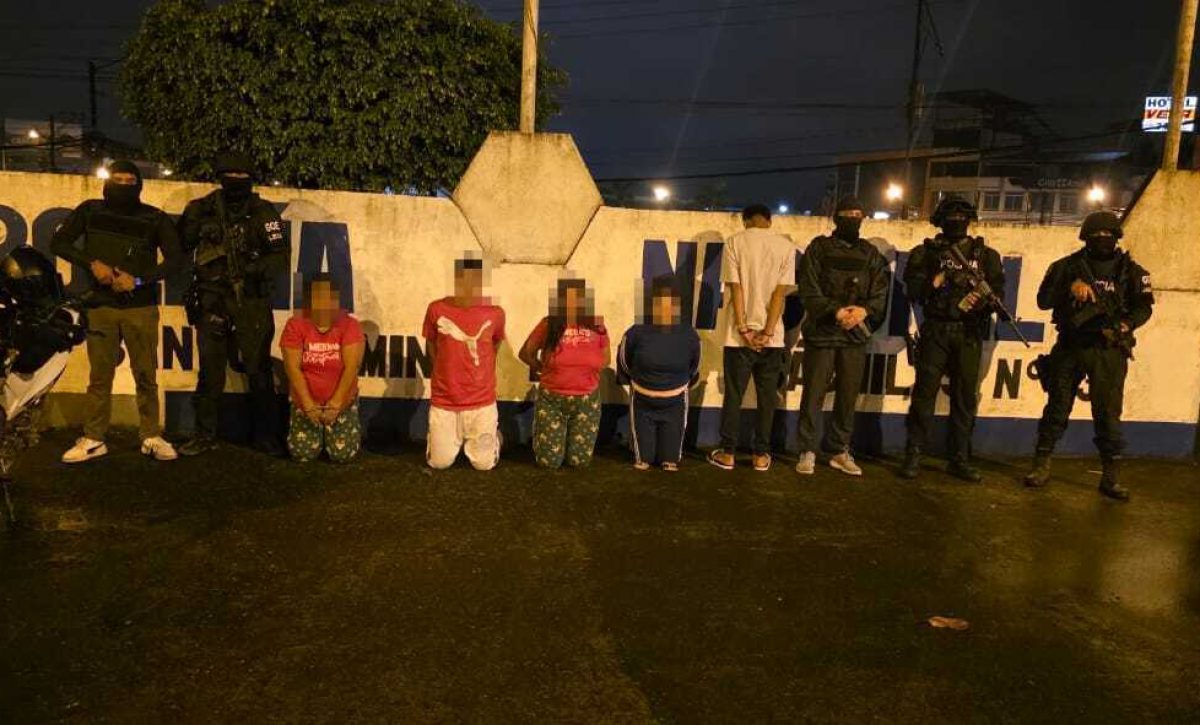 Cinco personas enfrentan cargos por tráfico de armas y extorsión en Santo Domingo