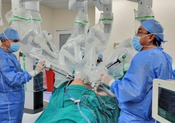 Cirugía robótica, HCAM, Trasplante de riñón, Donante vivo, Innovación médica, Salud Ecuador, Mínima invasión