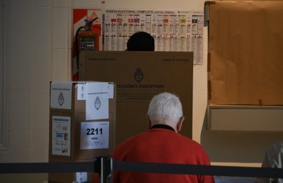 Ciudadanos votan en las elecciones legislativas, en la Universidad Tecnológica Nacional, sede Medrano, Buenos Aires. FOTO: Europa Press. Ciudadanos votan en las elecciones legislativas, en la Universidad Tecnológica Nacional, sede Medrano, Buenos Aires. FOTO: Europa Press.