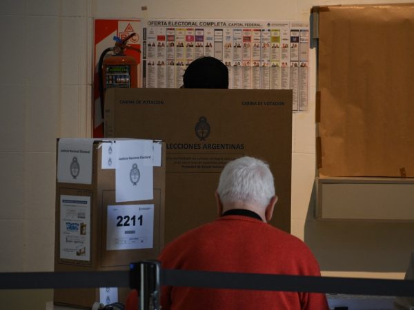Ciudadanos votan en las elecciones legislativas, en la Universidad Tecnológica Nacional, sede Medrano, Buenos Aires. FOTO: Europa Press.