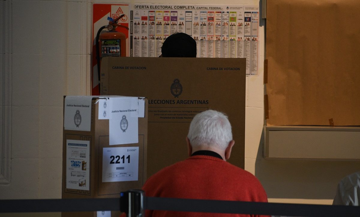 Ciudadanos votan en las elecciones legislativas, en la Universidad Tecnológica Nacional, sede Medrano, Buenos Aires. FOTO: Europa Press. Ciudadanos votan en las elecciones legislativas, en la Universidad Tecnológica Nacional, sede Medrano, Buenos Aires. FOTO: Europa Press.