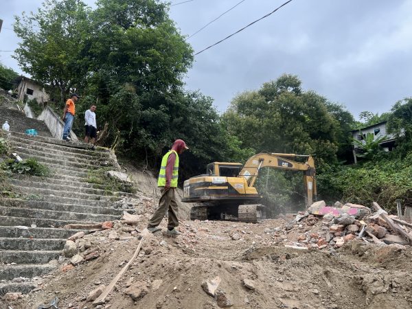Con maquinaria del Municipio de Portoviejo se demolió las casas afectadas para empezar a construir las obras.