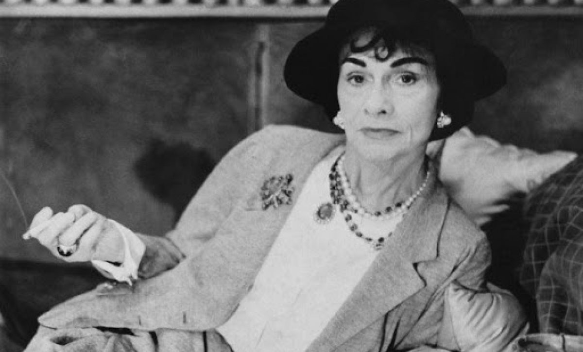 Coco Chanel se convirtió en el arquetipo de mujer hecha a sí misma que consigue triunfar gracias al éxito de su talento y a su enorme carisma.