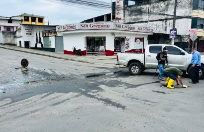 Colapso de alcantarilla genera malos olores e insalubridad en el centro de La Concordia
