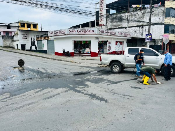 Colapso de alcantarilla genera malos olores e insalubridad en el centro de La Concordia