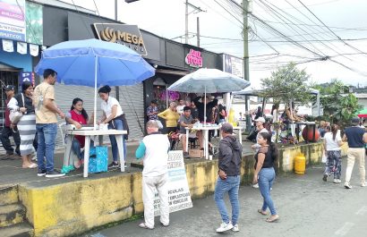 Comerciantes reportan bajas ventas en exteriores de recintos electorales de Santo Domingo