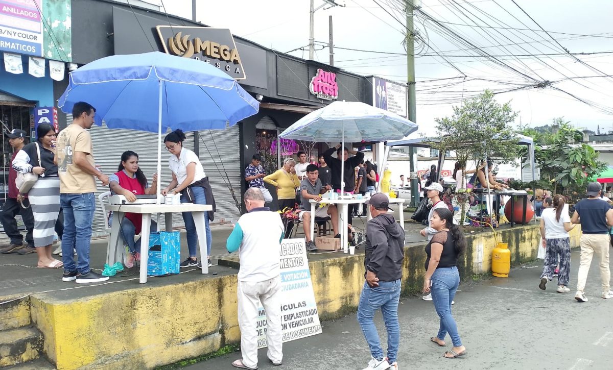 Comerciantes reportan bajas ventas en exteriores de recintos electorales de Santo Domingo