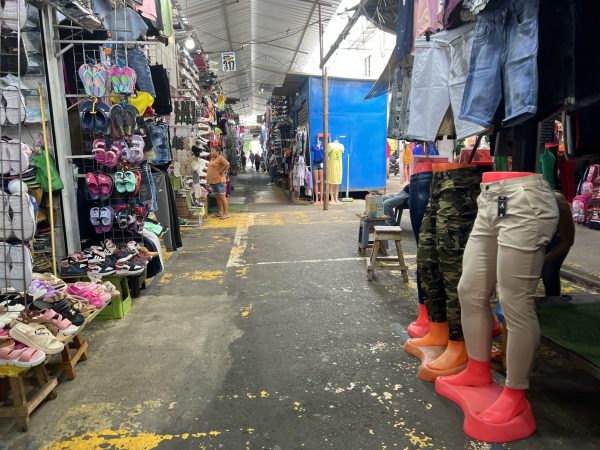 En el comercio autónomo de la calle Alajuela, los pasillos lucen vacíos por la falta de compradores