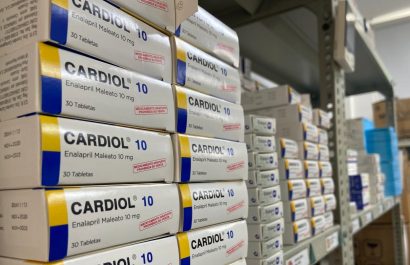 Comisión Nacional Anticorrupción exige a la Contraloría investigar la compra centralizada de medicamentos para el IESS y el MSP.