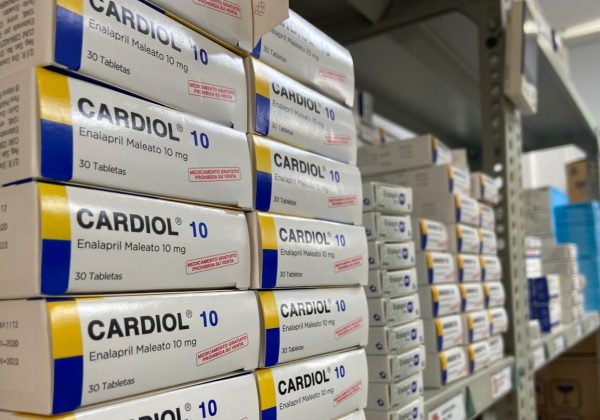 Comisión Nacional Anticorrupción exige a la Contraloría investigar la compra centralizada de medicamentos para el IESS y el MSP.