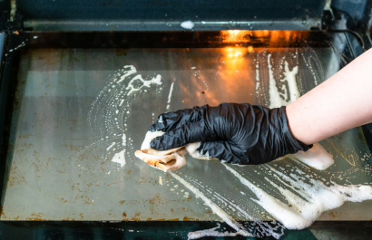 La bandeja de horno puede acumular grasa rápidamente.