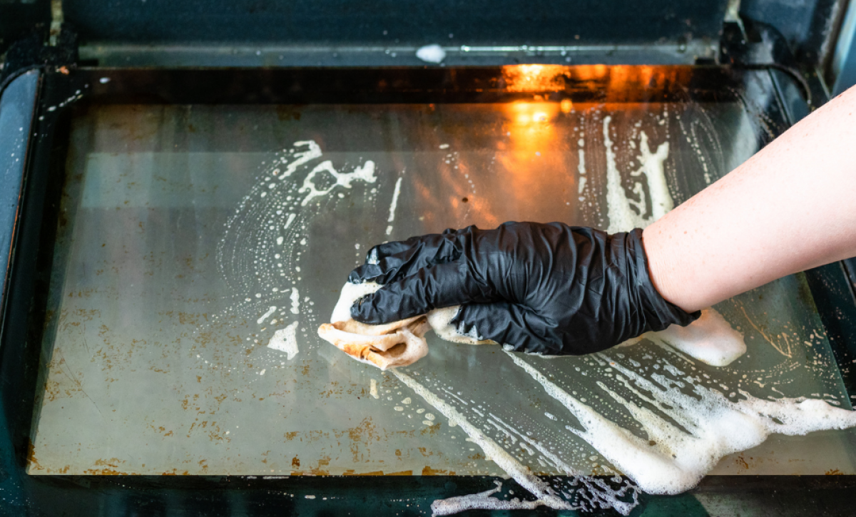La bandeja de horno puede acumular grasa rápidamente.