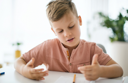 Contar con los dedos es una práctica muy común en los niños que inician la etapa educativa.