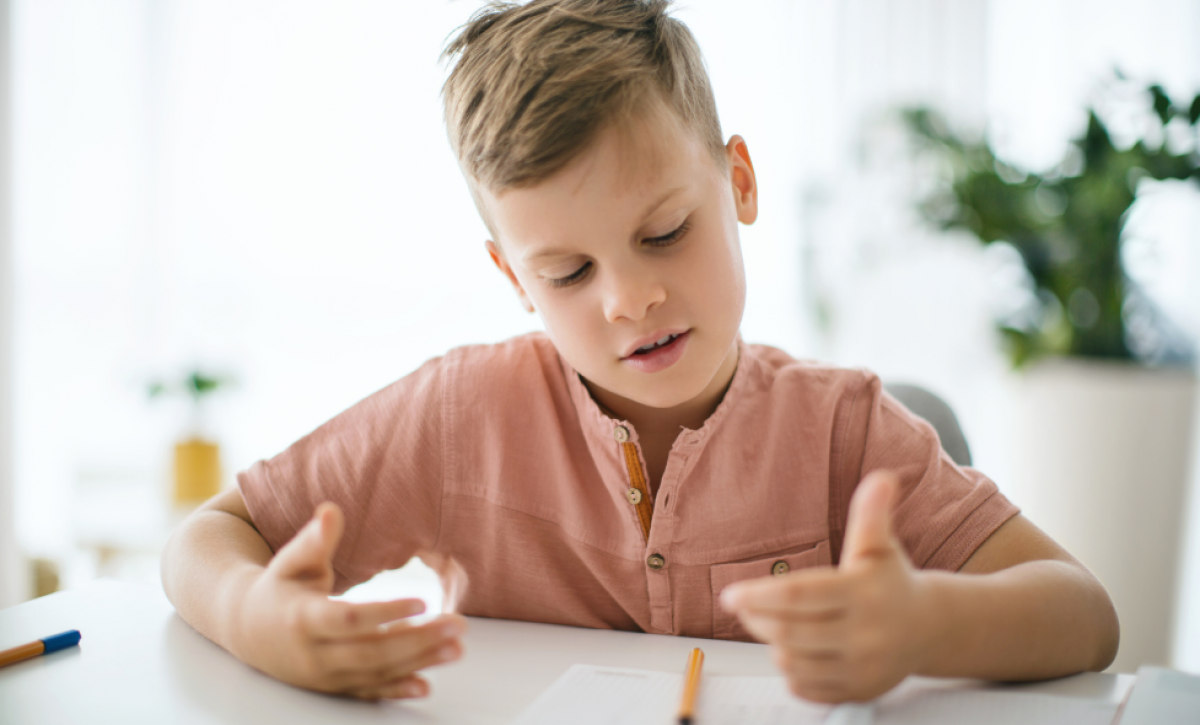 Contar con los dedos es una práctica muy común en los niños que inician la etapa educativa.