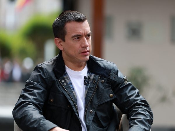 Convoy humanitario liderado por el presidente Daniel Noboa fue atacado con bombas molotov durante el paro nacional.