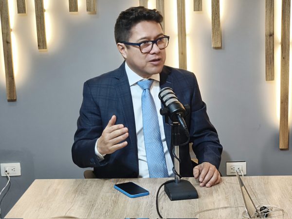 Correísmo y Pachakutik impulsan control parlamentario a fusión de ministerios y despido de empleados públicos en Ecuador