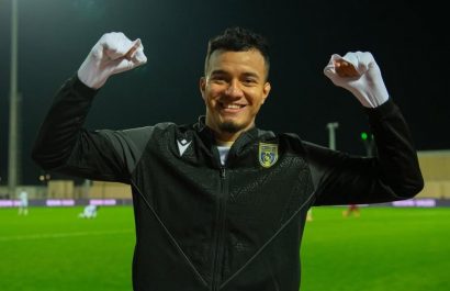 Cristhoper Zambrano marca en la victoria de Al-Taawon ante Al Kholood.