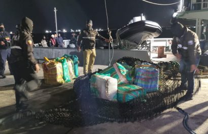 Cuatro detenidos, entre ellos un manabita, dejó un operativo realizado en altamar, donde se incautaron 3,9 toneladas de droga.