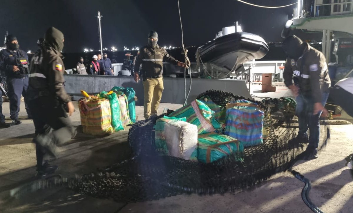 Cuatro detenidos, entre ellos un manabita, dejó un operativo realizado en altamar, donde se incautaron 3,9 toneladas de droga.
