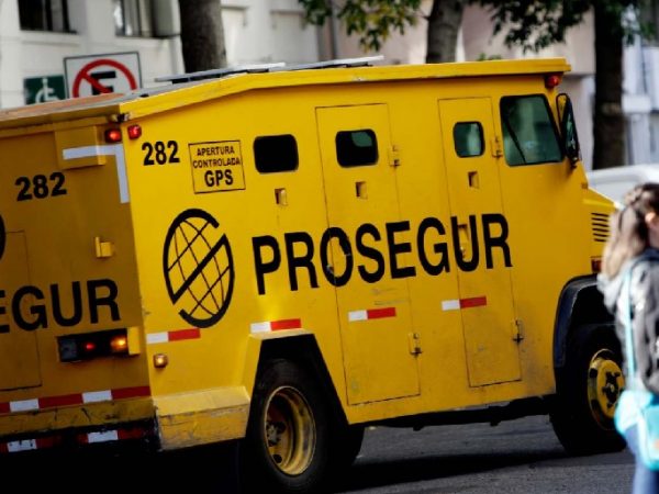 Cuatro sujetos, entre ellos un trabajador plenamente identificado de la empresa Prosegur son sospechosos de robar cuatro bolsas