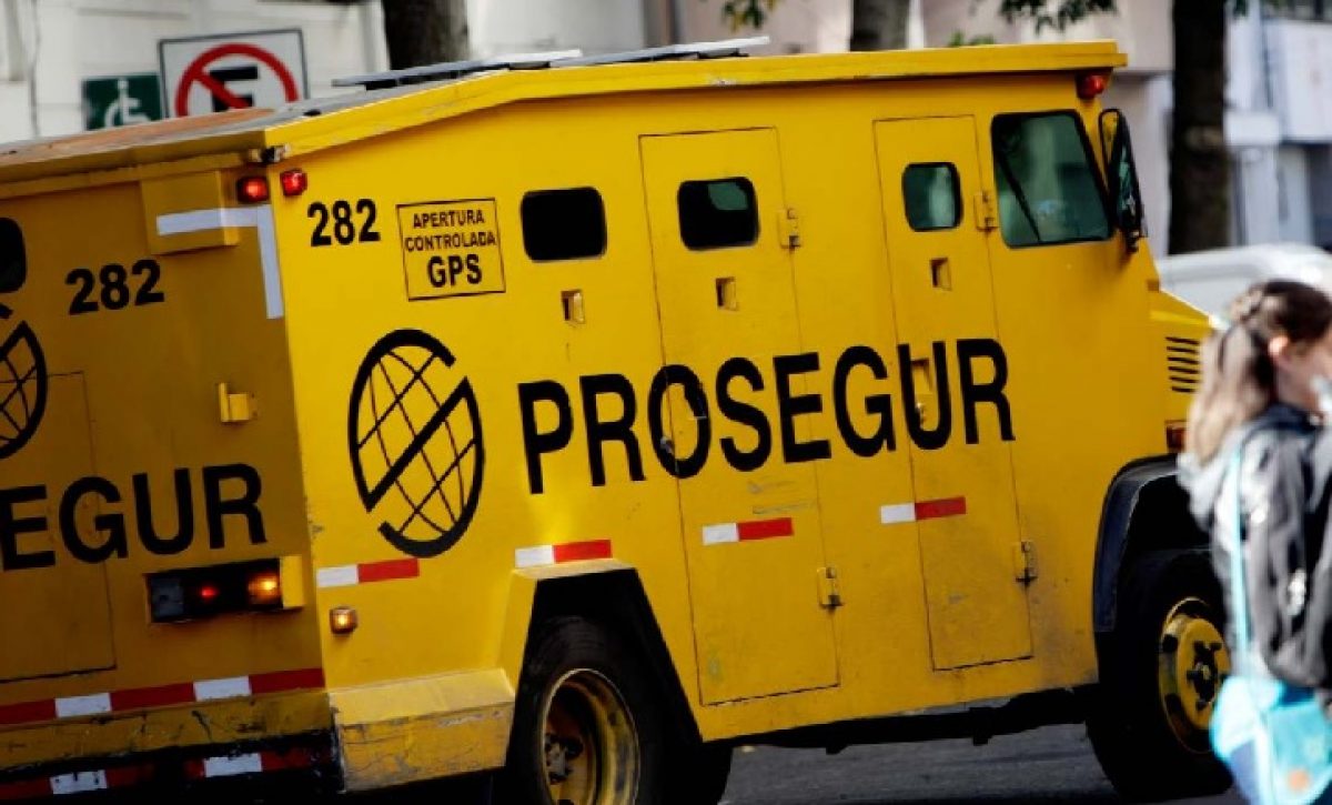 Cuatro sujetos, entre ellos un trabajador plenamente identificado de la empresa Prosegur son sospechosos de robar cuatro bolsas