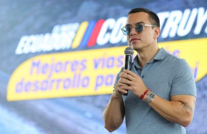 Daniel Noboa firma nuevos decretos para reformar la estructura de su gabinete ministerial dentro de su plan de optimización. (Presidencia)